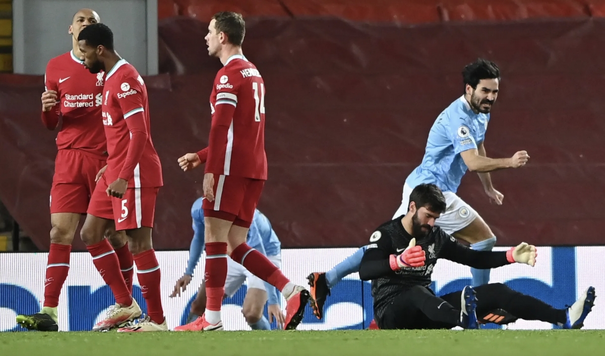 Thủ môn Alisson hóa "gã hề", Liverpool thảm bại 1-4 trước Man City ngay tại Anfield